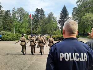 policjant wraz z osobami w tle