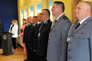 W rzędzie stoją policjanci Komendy Powiatowej Policji w Łasku w umundurowaniu wyjściowym.
