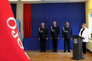 Obok Pierwszego Zastępcy Komendanta Wojewódzkiego Policji w Łodzi stoi Komendant Powiatowy Policji w Łasku oraz jego zastępca.