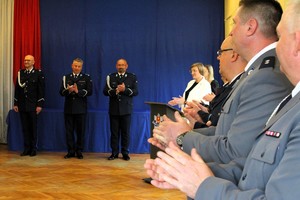 Policjanci biją brawo nowemu Komendantowi Powiatowemu Policji w Łasku.