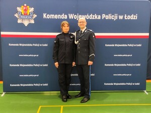 Obok Komendanta Powiatowego Policji w Łasku stoi nowo przyjęta policjantka.