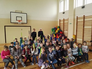 Policjantki z uczniami Szkoły Podstawowej w Marzeninie.