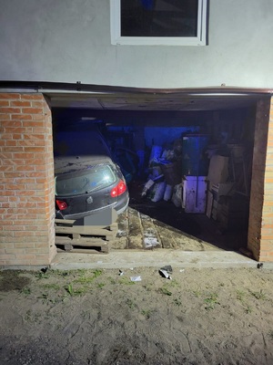 Pojazd Volkswsagen zaparkowany w garażu.