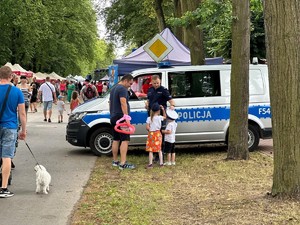 Policjant rozmawia z dziecmi oraz ich tatą.