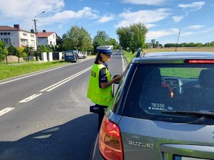 Policjantka sprawdza trzeźwość kierującego.