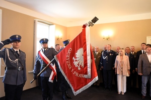 Poczet sztandarowy podczas odgrywania hymnu Rzeczypospolitej Polskiej.