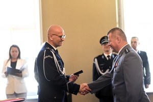 Komendant Powiatowy Policji w Łasku gratuluje odznaczonemu policjantowi.