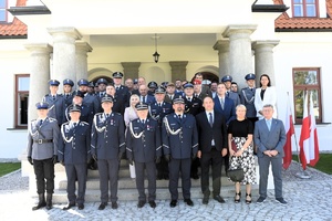 Zdjęcie grupowe wszystkich policjantów i zaproszonych gości.