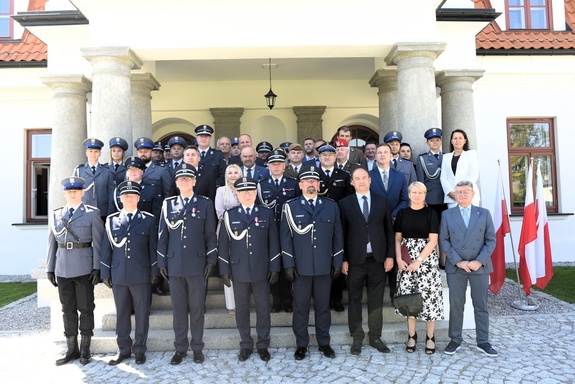 Zdjęcie grupowe wszystkich policjantów i zaproszonych gości.