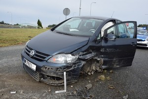 pojazd volkswagen z uszkodzonym lewym przednim narożnikiem.