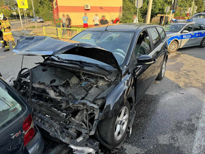 Uszkodzony pojazd marki ford. W tle widać policyjny radiowóz.