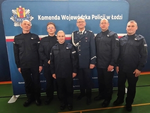 Nowi policjanci pozują do zjęcia razem z Komendantem Powiatowym Policji w Łasku.