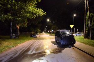 Miejsce zdarzenia drogowego. Uszkodzony przód pojazdu marki Volkswagen.