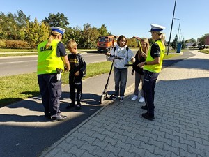 Policjantki rozdają odblaski przechodnią.