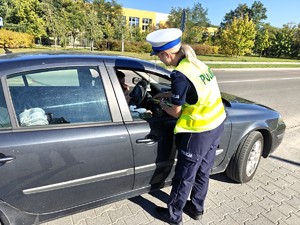 Policjantki rozdają odblaski kierującym.