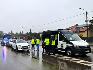 Na zdjęciu widać funkcjonariuszy oraz ich pojazdy służbowe.