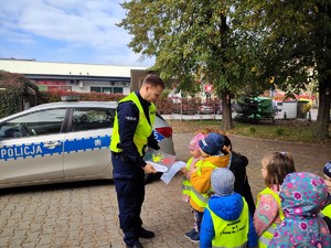 Dzieci wręczają policjantowi podziękowania.