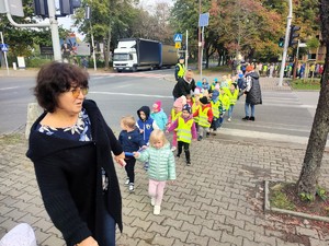 Dzieci przechodzą przez przejście dla pieszych.