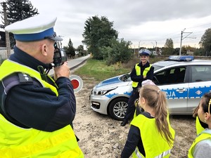 Policjant kontroluje prędkość pojazdów.