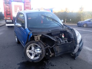 Uszkodzony przód samochodu typu microcar.