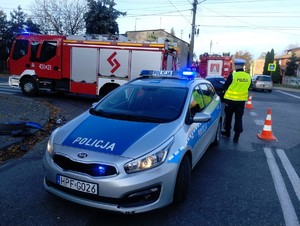 Policyjny radiowóz stoi na skrzyżowaniu.