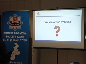 Na ekranie ekranu projekcyjnego wyświetla się napis: &quot;zapraszamy do dyskusji&quot;.