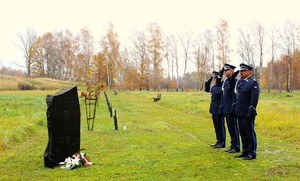 Policjanci salutują składając hołd poległym policjantom.