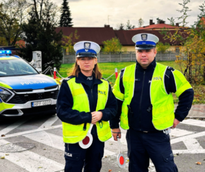 Policjanci ruchu drogowego pozują do zdjęcia.