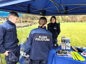 Policjantka rozmawia z uczniami o pracy w Policji.