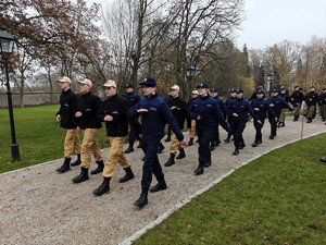 Uczniowe maszerują.