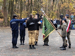 Kadeci ślubują na sztandar szkoły.