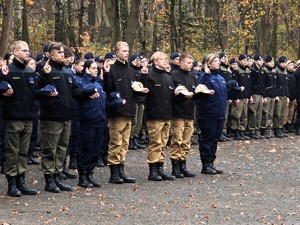 Kadeci stoją w szyku i ślubują.