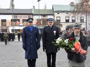 Komendant Powiatowy Policji w Łasku składa kwiaty.