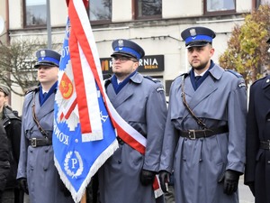 Poczet sztandarowy Komendy Powiatowej Policji w Łasku.