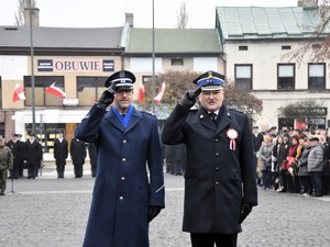 Komendant Powiatowy Policji w Łasku oddaje honory.