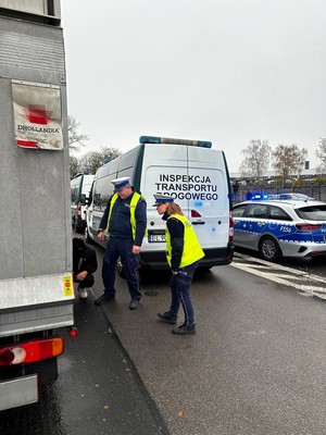 Policjanci sprawdzają stan techniczny pojazdu.