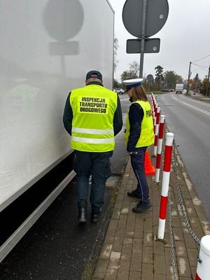 Funkcjonariusze sprawdzają nacisk na osie pojazdu.