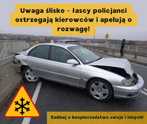 Zdjęcie uszkodzonego samochodu i napis &quot;Uwaga ślisko – łascy policjanci ostrzegają kierowców i apelują o ostrożność&quot;.