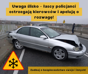 Zdjęcie uszkodzonego samochodu i napis "Uwaga ślisko – łascy policjanci ostrzegają kierowców i apelują o ostrożność".