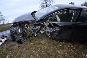 Uszkodzona lewa strona pojazdu marki Peugeot.