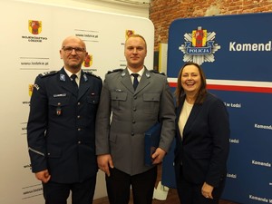 Nagrodzony policjant pozuje do zdjęcia z Komendantem Powiatowym Policji w Łasku oraz Marszałek Wojewódzktwa Łódzkiego.