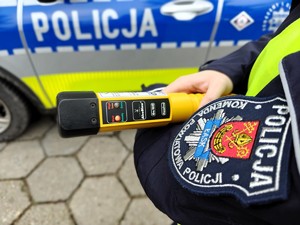 Policjantka trzyma w ręku alkomat.