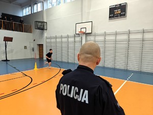 Policjant obserwuje jak uczeń pokonuje tor sprawności.