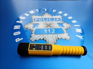 Na masce policyjnego samochodu leży alkomat.