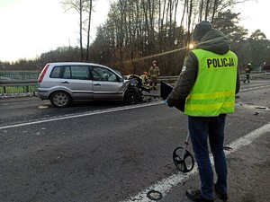 Technik kryminalistyki wykonuje oględziny miejsca wypadku drogowego.