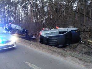 Uszkodzony samochód leży w rowie.