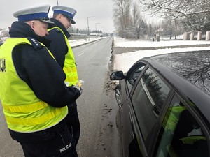 Policjanci rozmawiają z kierującym o bezpieczeństwie.