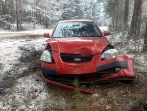 Uszkodzony przód samochodu osobowego marki Kia.