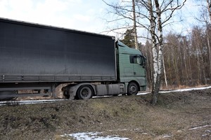 Na drodze stoi samochód ciężarowy.