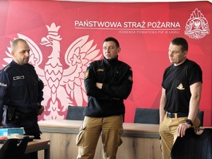 Policjant i dwóch strażaków.